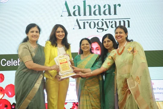 Dhvani Shah being honoured at an Aahaar Arogyam event